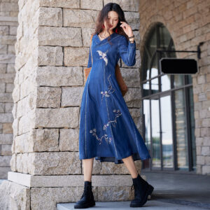 ★MoteruStyle! フォックス(狐・きつね)エンブロイダリー(刺繍)・全綿100%デニム(ジーンズ)・アーバン&レトロ風、Ⅴネック・Aライン・長袖(ロングスリーブ)・ミドル丈・狐模様刺繍が目立つ純色デニムワンピース・ドレス!隠れサイドポケット(2個)、隠れファスナー!モテルスタイル!